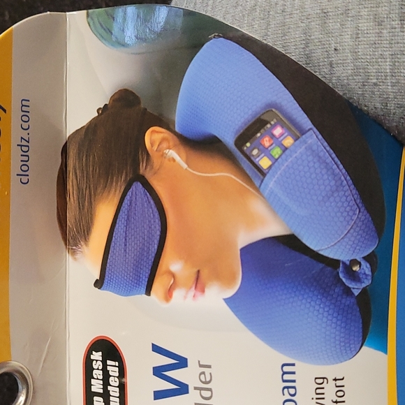 🚗🛫Travel Pillow w/Sleep Mask - Picture 3 of 11